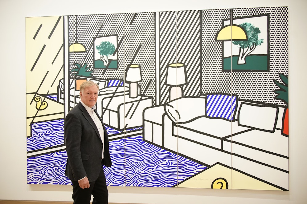 Direktor Schröder steht in Roy Liechtensteins Wohnzimmer.