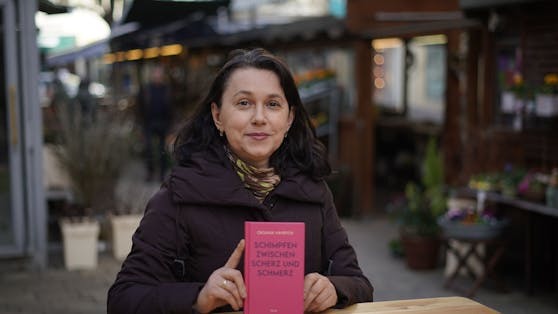 Schimpfforscherin Oksana Havryliv mit ihrem Buch "Schimpfen zwischen Scherz und Schmerz". Es fasst ihre Studienergebnisse zusammen.