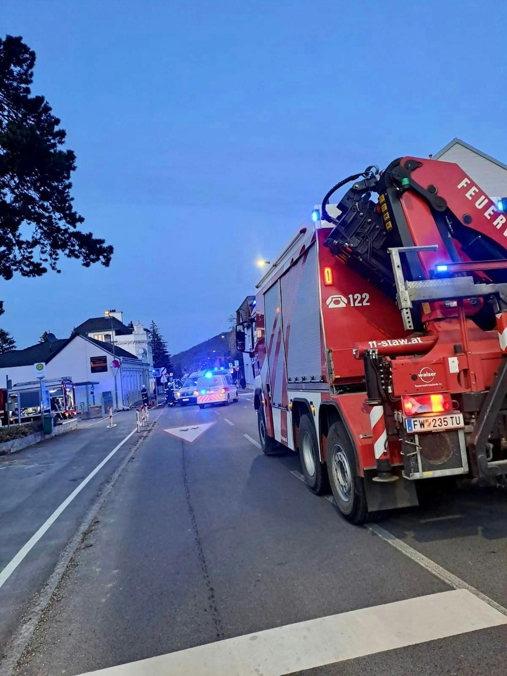 Die Frau wurde bei dem Unfall schwer verletzt und musste ins Spital gebracht werden.