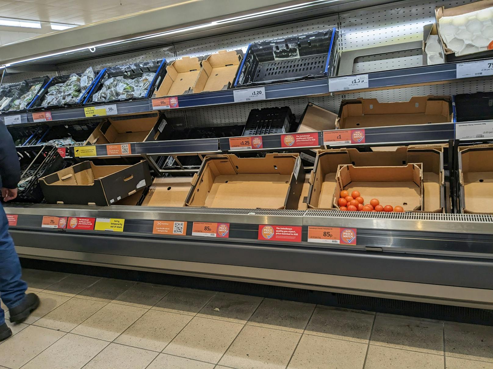 In dieser Sainsbury's.Filiale in London sind Gurken und Tomaten schon knapp. Aufgenommen am 18. Februar 2023.