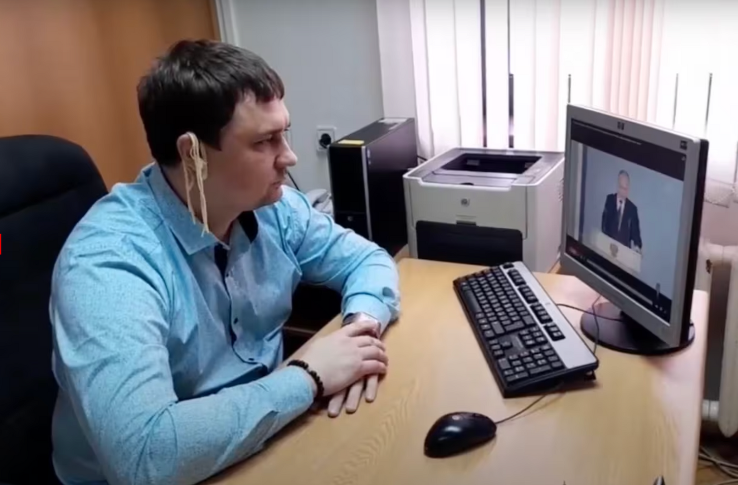 Mit dieser Aktion sorgte der Vizechef der Regionalduma Samara für Aufsehen: Während der Rede von Wladimir Putin trägt er Spaghetti über den Ohren. 