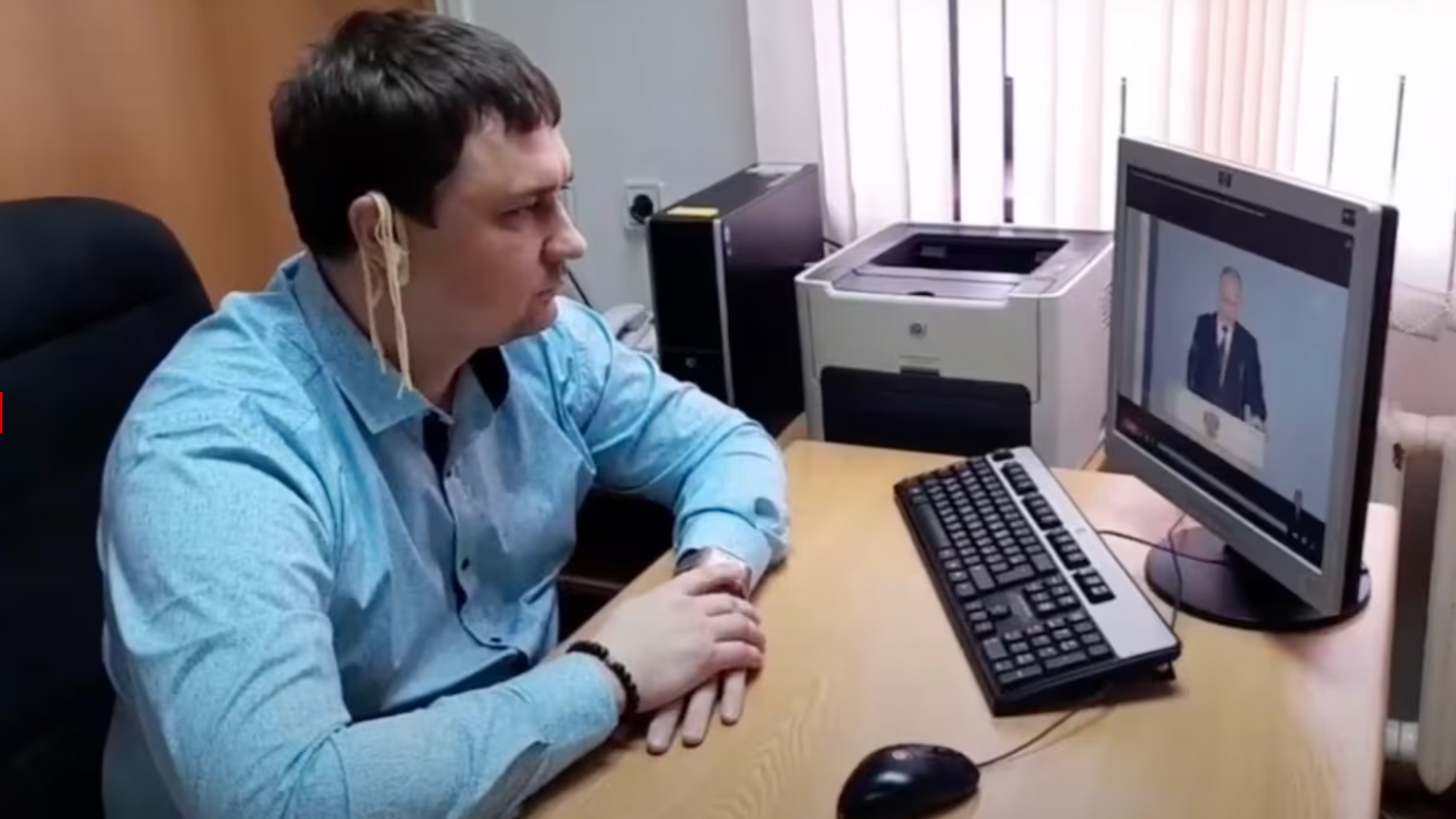 Mit dieser Aktion sorgte der Vizechef der Regionalduma Samara für Aufsehen: Während der Rede von Wladimir Putin trägt er Spaghetti über den Ohren. 