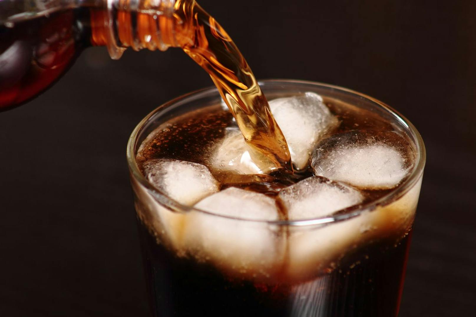 Vor allem aufgrund der Inhaltsstoffe Phosphorsäure und Zucker gilt übermäßiger Konsum von Cola als ungesund. Jetzt stellten Forscher im Mäuse-Versuch noch weitere Nebeneffekte fest.&nbsp;