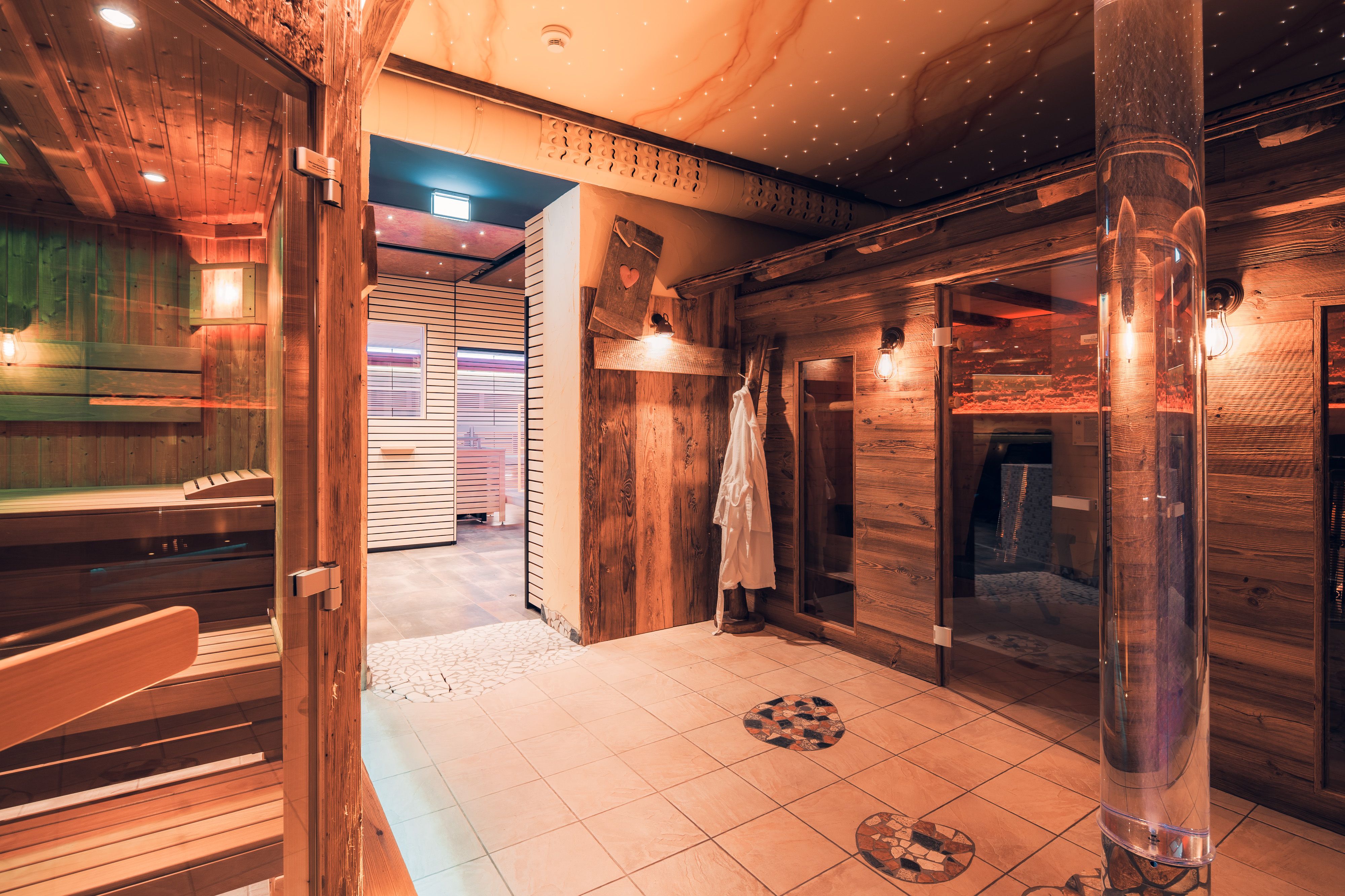  Saunen, Dampfbad und Infrarotkabinen stehen exklusiv den Erwachsenen zu Verfügung. 