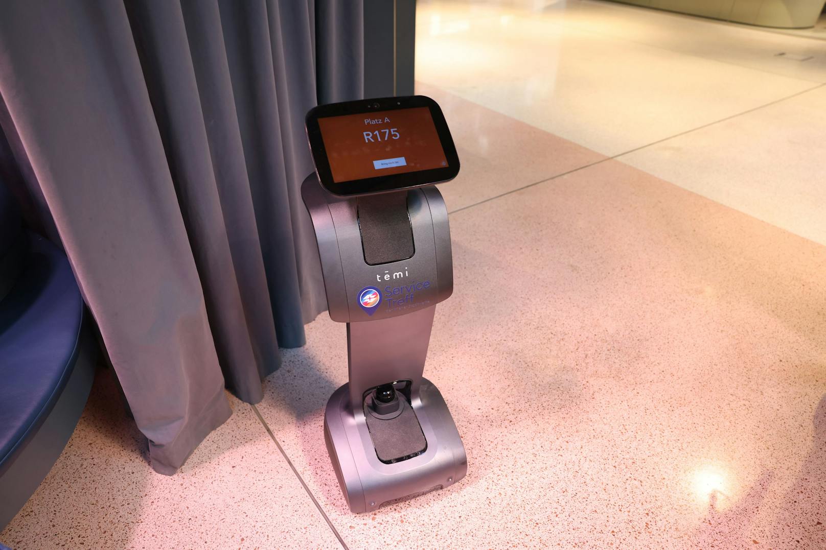Der Roboter bringt die Kunden zu ihrem Beratungsplatz.
