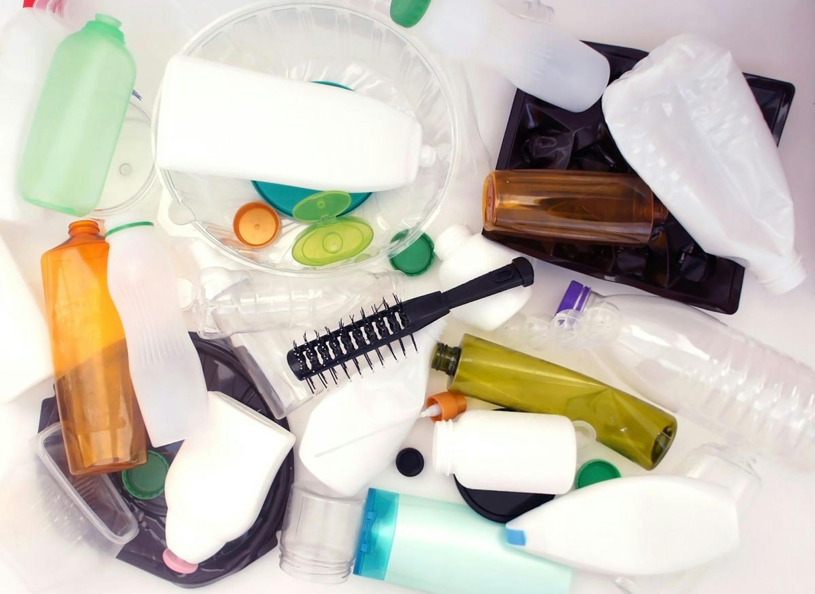 Sobald die Puderdose oder dein Mascara leer sind heißt es: "Ab in den Müll!" Aber deine leeren Behälter gehören auf andere Weise entsorgt. 