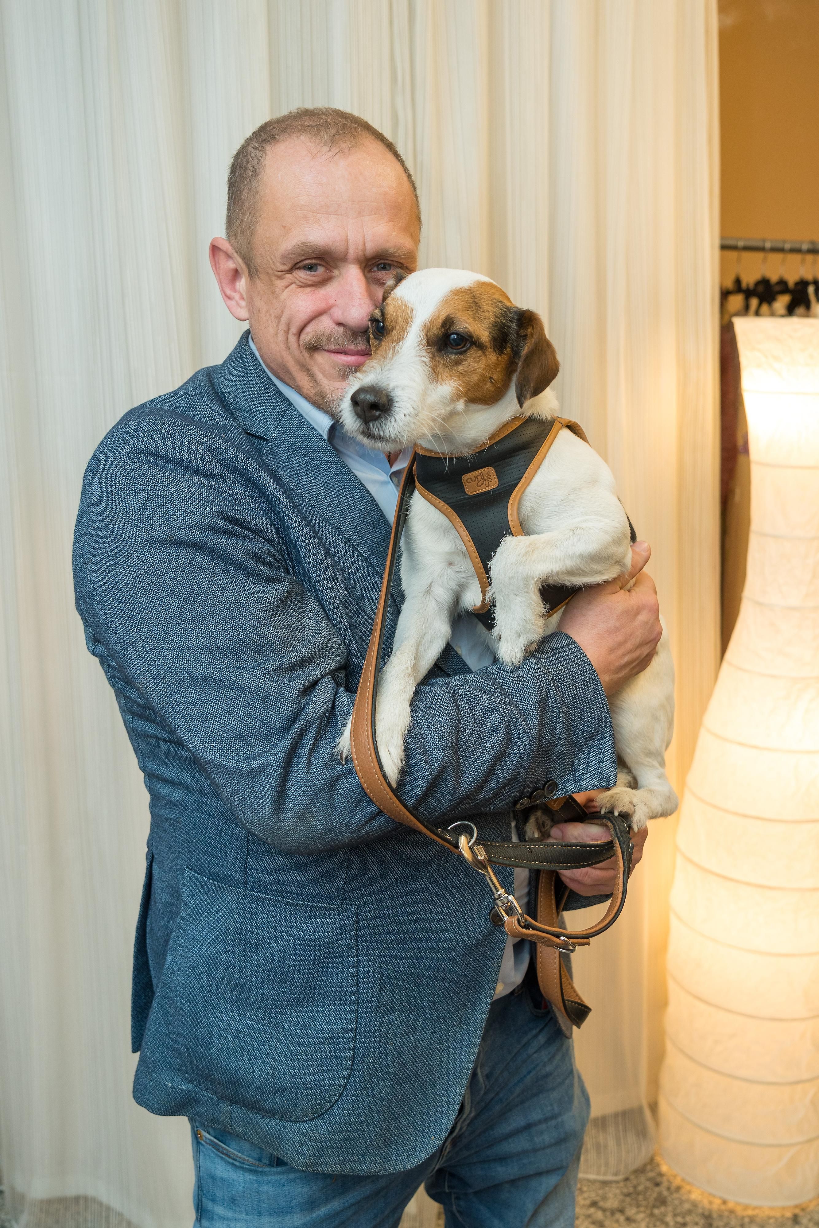 Gery Keszler kam mit tierischer Begleitung 