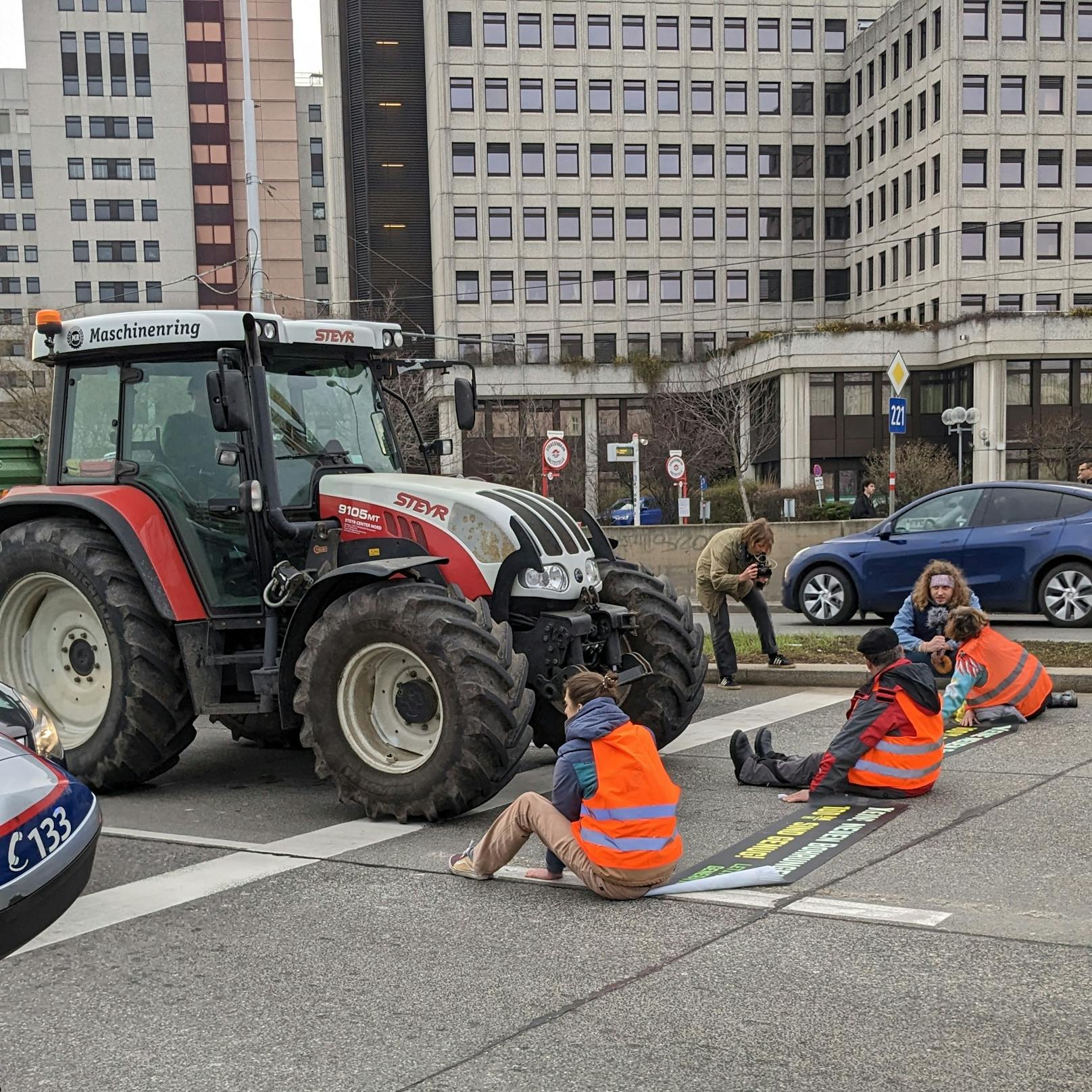 Dabei wurde auch ein Traktor ausgebremst.