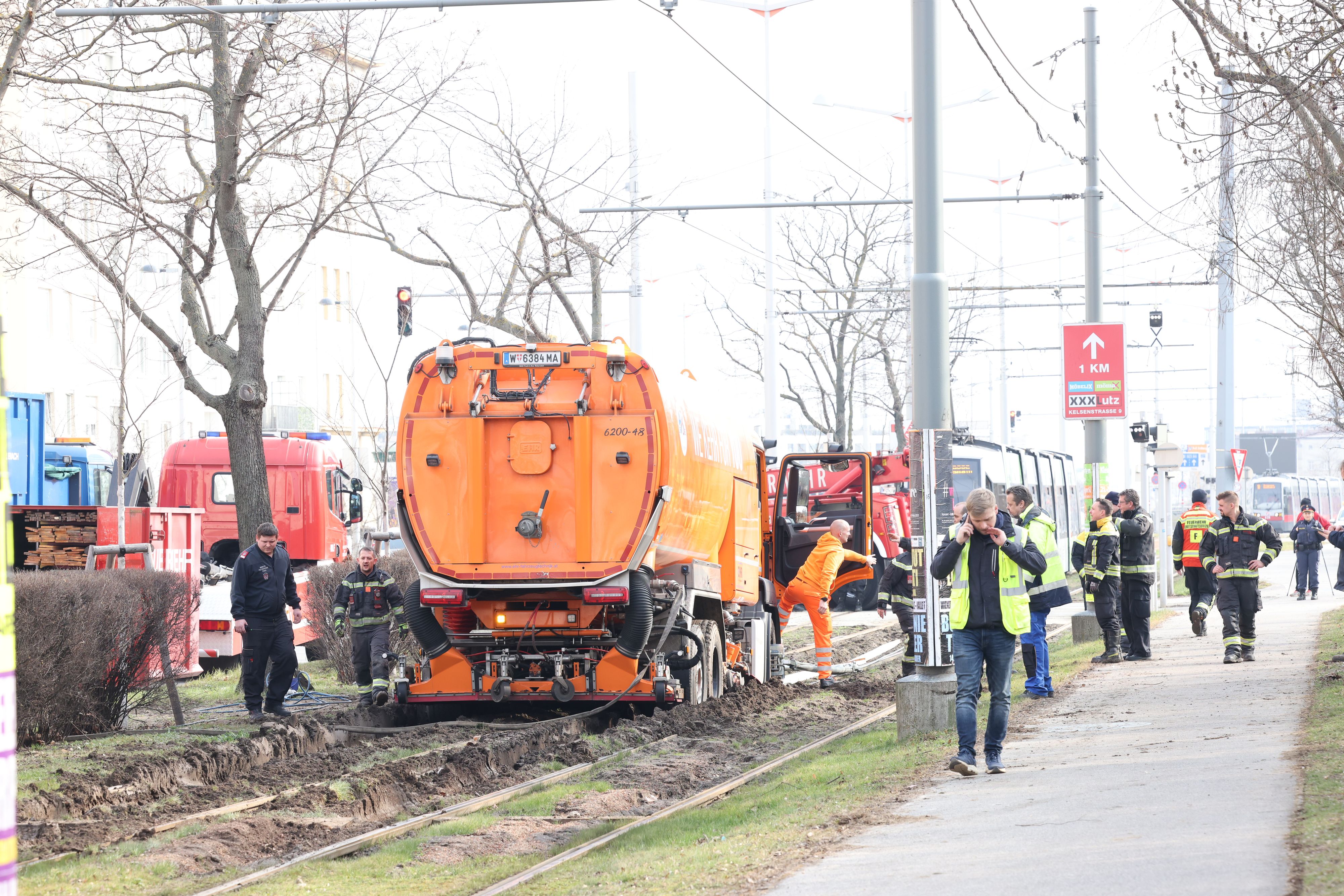 Der MA48-LKW beschädigte das Grüngleis erheblich, es dauerte einige Stunden, bis alles wieder 