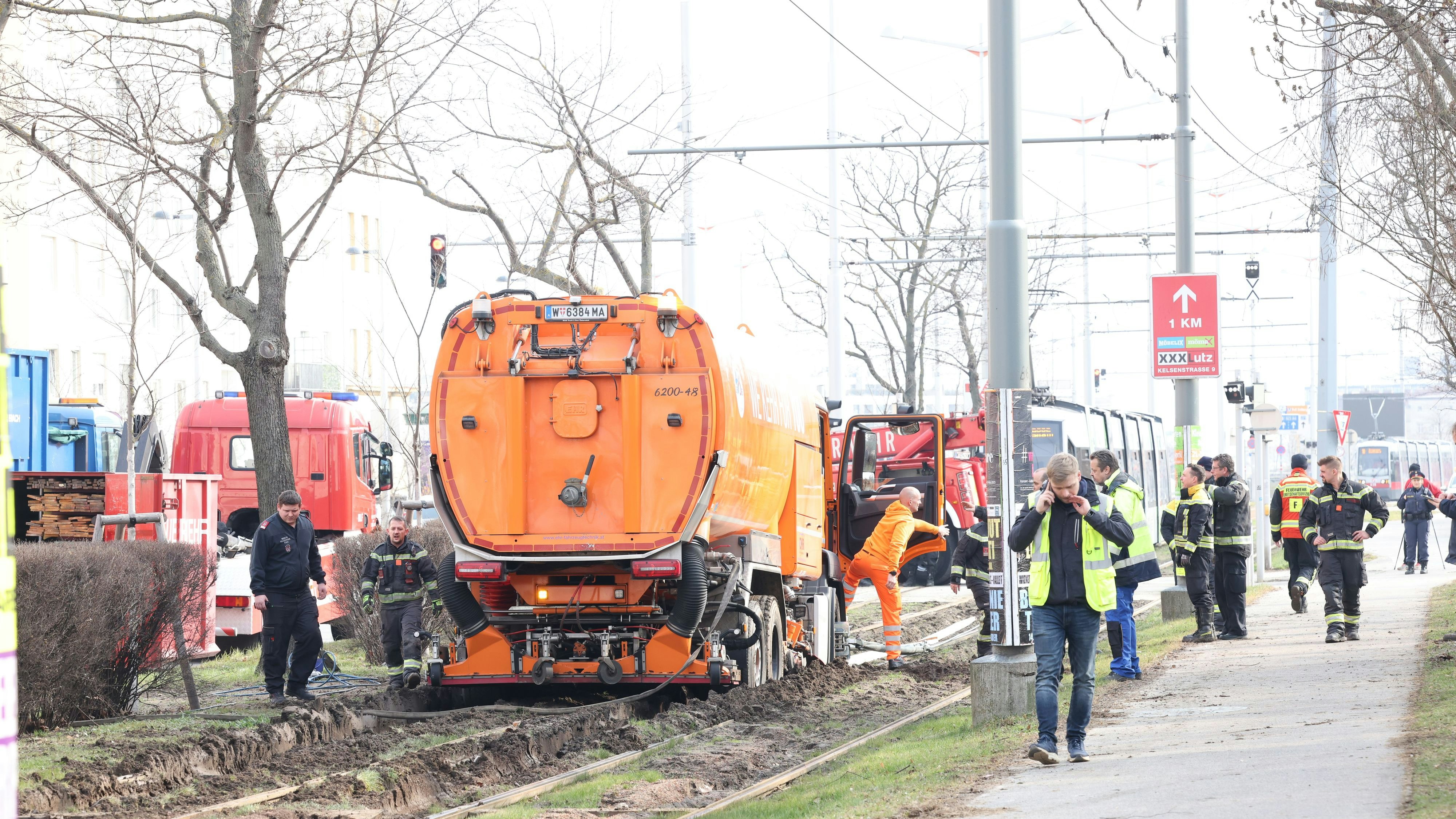 Der MA48-LKW beschädigte das Grüngleis erheblich.