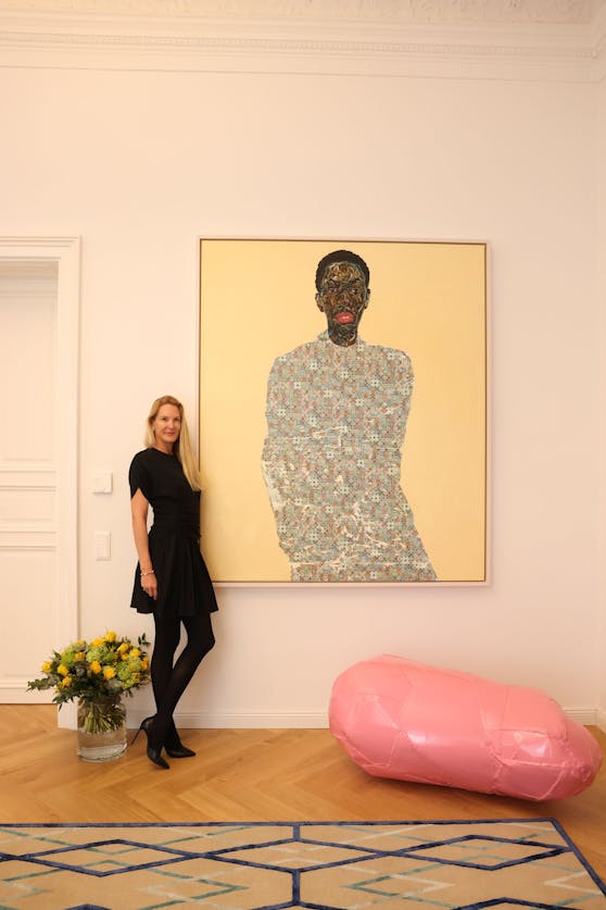 Eva Dichand neben einem Kunstwerk vom ghanischen Maler Amoako Boafo.&nbsp;