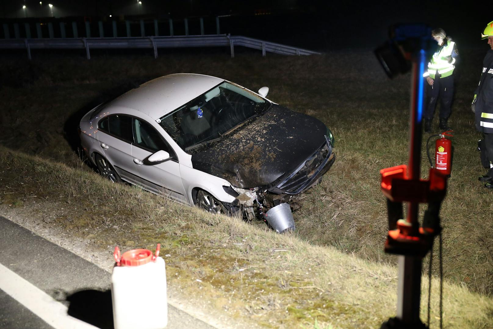 Ein Auto ist am späten Donnerstagabend auf der B1 Wiener Straße im Gemeindegebiet von Edt bei Lambach von der Straße abgekommen und im Straßengraben gelandet.