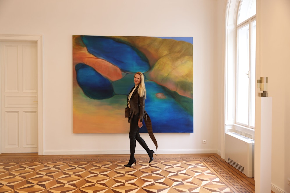 Eva Dichand vor dem Werk 