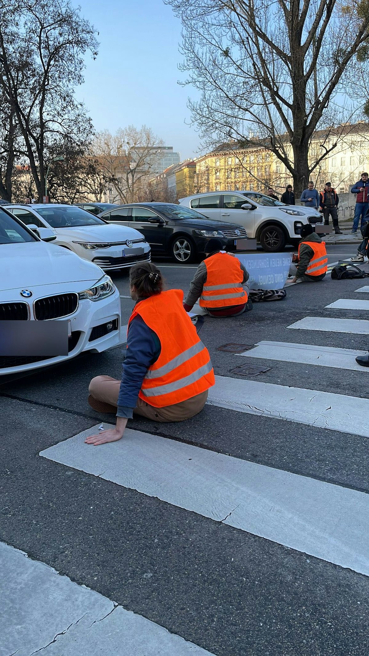 Die Klima-Kleber pickten ihre Hände am Freitag auf den Franz-Josefs-Kai.
