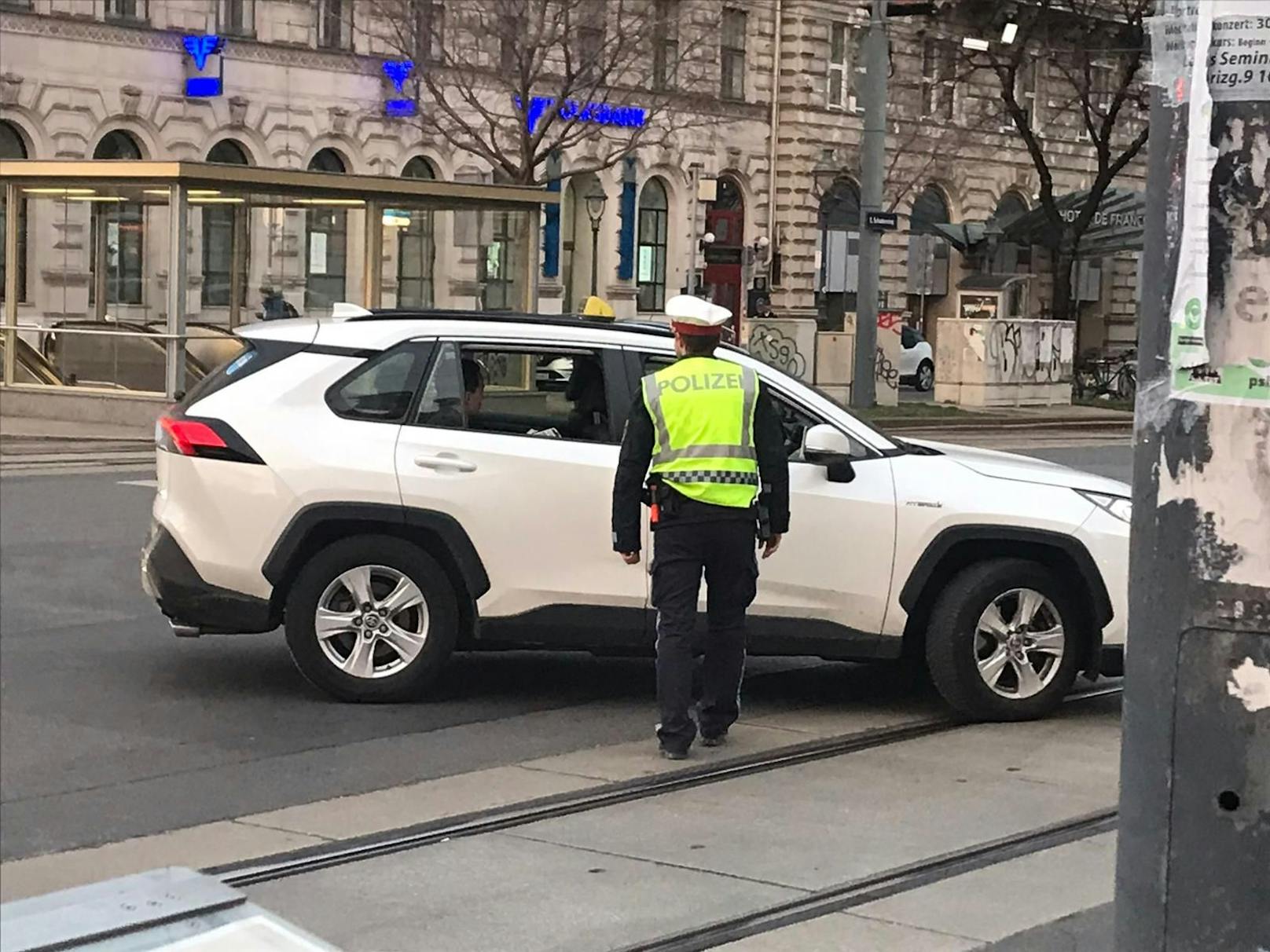 Maximilian Krauss (FPÖ) im Taxi fragte die Polizei, wie er die Absperrung der Innenstadt umgehen kann.