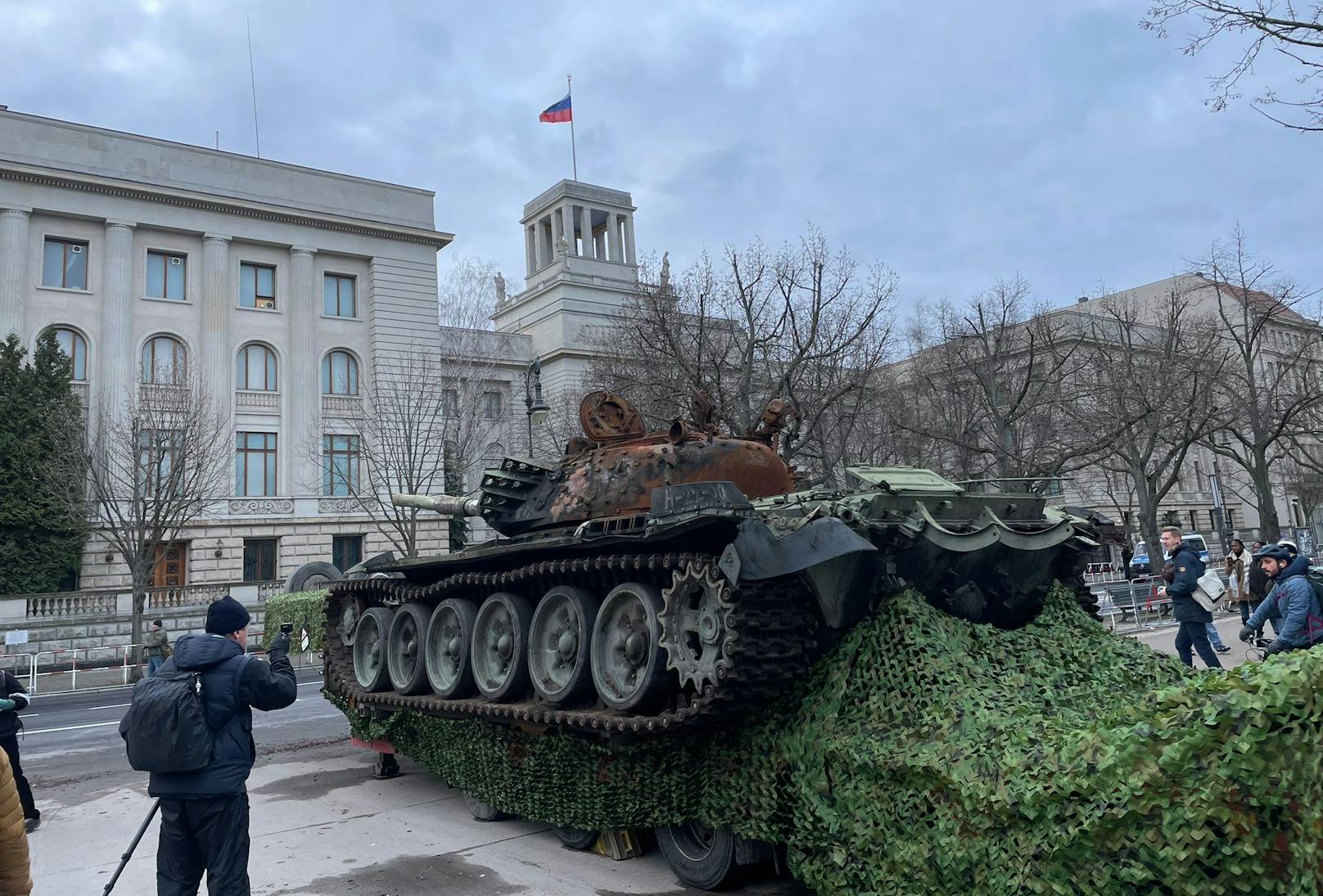 Eine andere Art des Protests: Zum Jahrestag des Ukraine-Kriegs wird ein zerstörter russischer Panzer vor der Botschaft in Berlin ausgestellt.