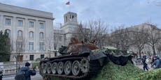 Zerstörter Russen-Panzer vor Putins Berliner Botschaft