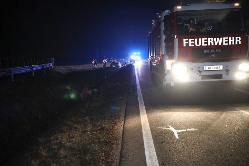 Ein Auto ist am späten Donnerstagabend auf der B1 Wiener Straße im Gemeindegebiet von Edt bei Lambach von der Straße abgekommen und im Straßengraben gelandet.