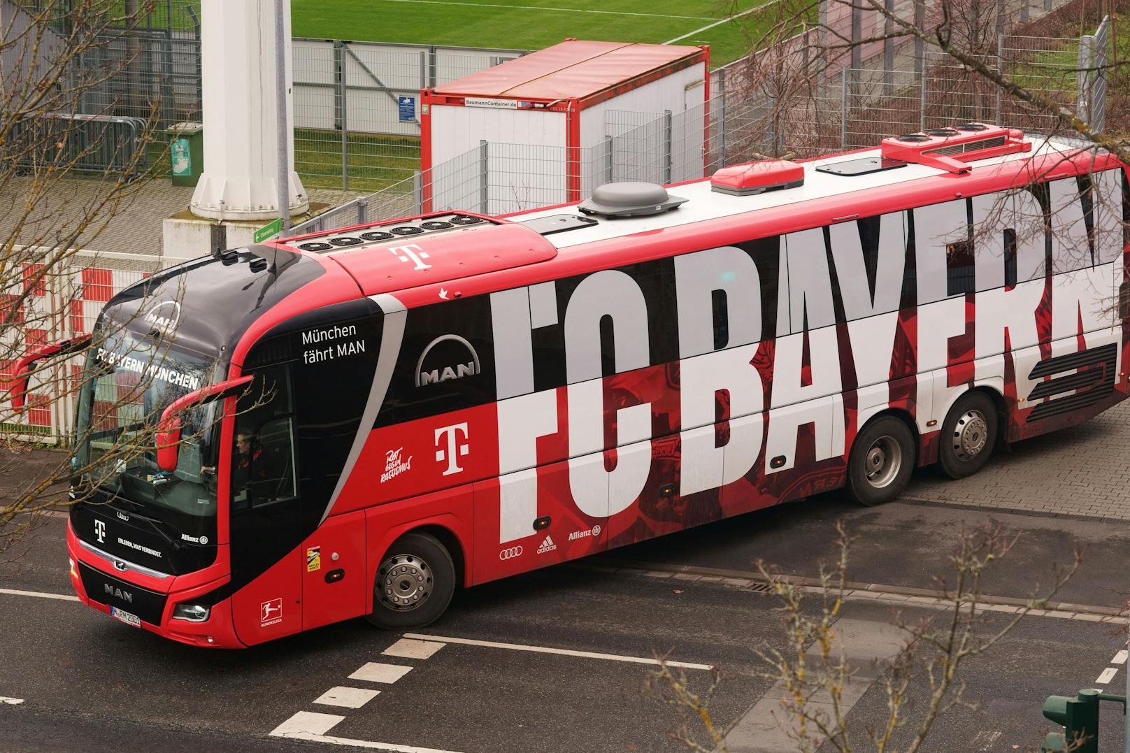 Leroy Sane fehlte an Bord des Bayern-Busses. 