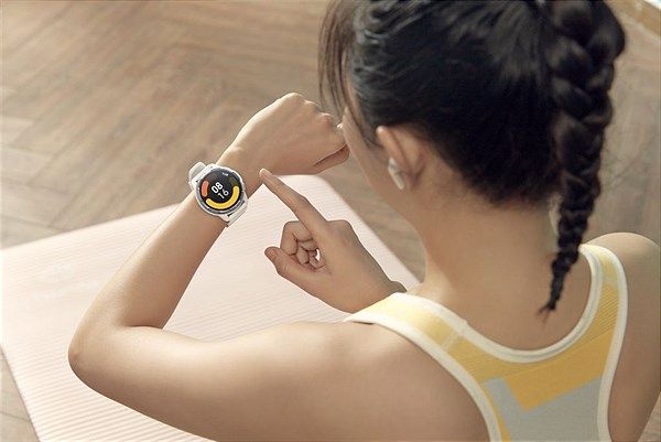 Während sportlicher Aktivitäten, aber auch über den Tag verteilt, misst die Xiaomi Watch S1 Active Herzfrequenz, Blutsauerstoffsättigung sowie Schritte und verbrannte Kalorien. 