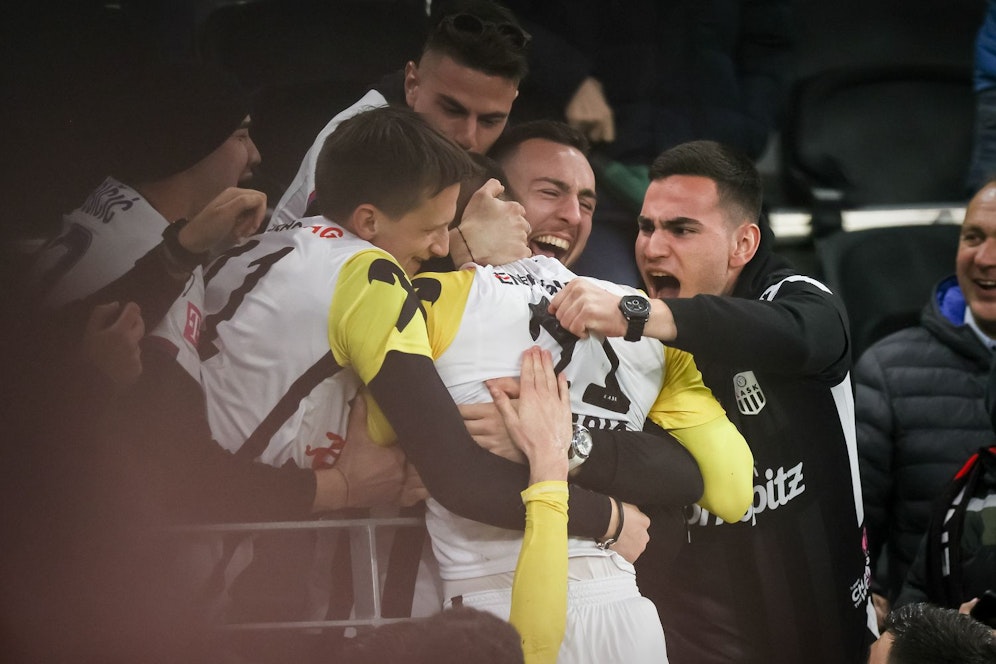 LASK-Torjäger Marin Ljubicic bejubelt seinen Treffer. 