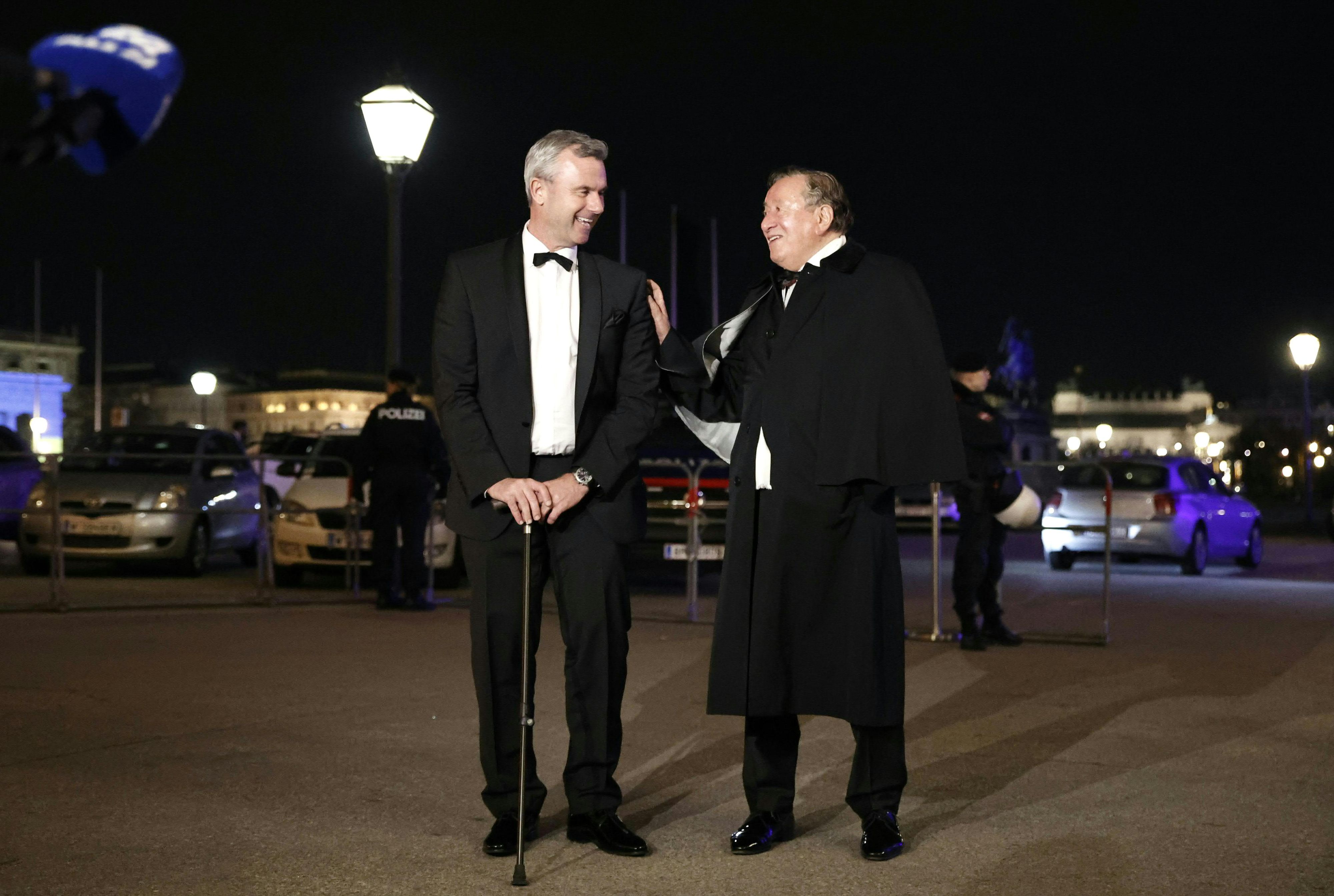 Der Dritte Nationalratspräsident Norbert Hofer (l./FPÖ) und Richard Lugner auf dem Weg zum Akademikerball in der Hofburg in Wien.&nbsp;