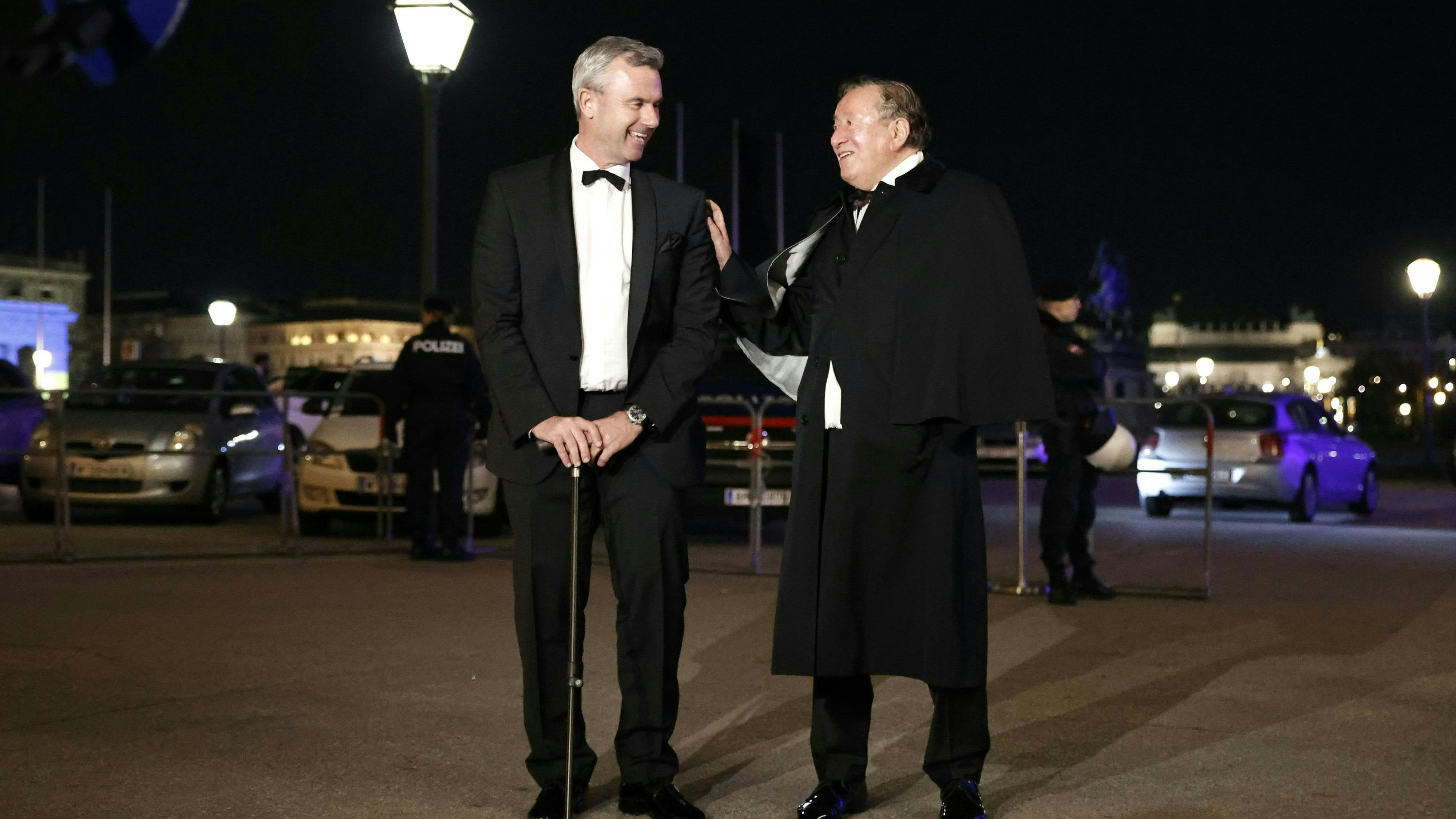 Download von www.picturedesk.com am 24.02.2023 (20:40).  ABD0146_20230224 - WIEN - ÖSTERREICH: Der Dritte Nationalratspräsident Norbert Hofer (l./FPÖ) und Richard Lugner am Freitag, 24. Februar 2023, auf dem Weg zum Akademikerball in der Hofburg in Wien. - FOTO: APA/TOBIAS STEINMAURER - 20230224_PD14406 - Rechteinfo: Rights Managed (RM)