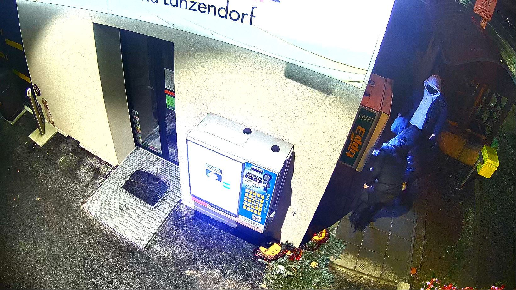 Das Trio sprengte einen Zigarettenautomat.