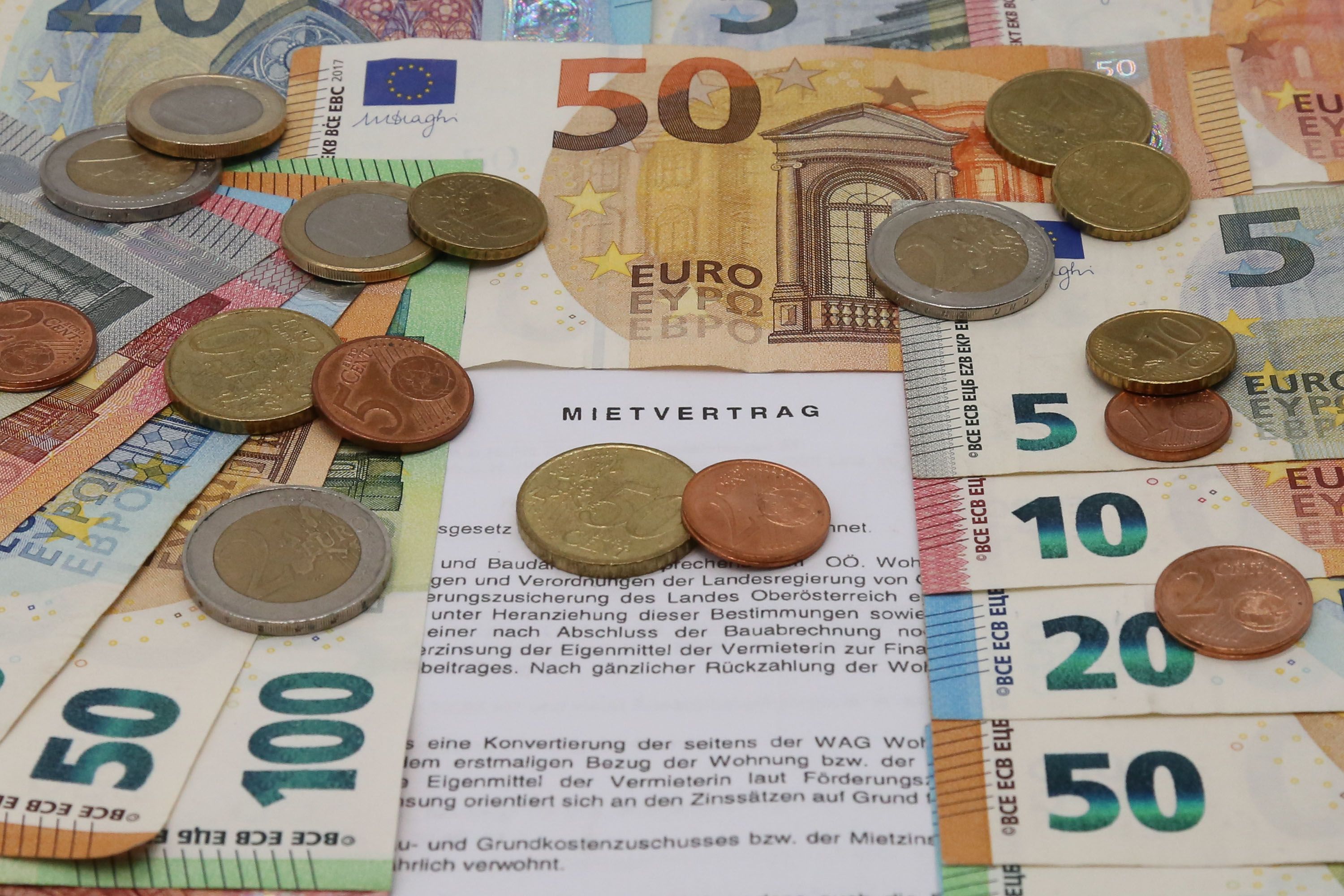 18.02.2023, Braunau am Inn, AUT, Fototermin, Reportage, Verschiedene Themenbilder, Miete, im Bild Mietpreisbremse, Miete, Mietkosten, Mieterhöhung, Mietpreis, Teuerung, Euro, Geldscheine, Geld,  Schriftzug, Pressefoto Scharinger © 2023, PhotoCredit D. Scharinger