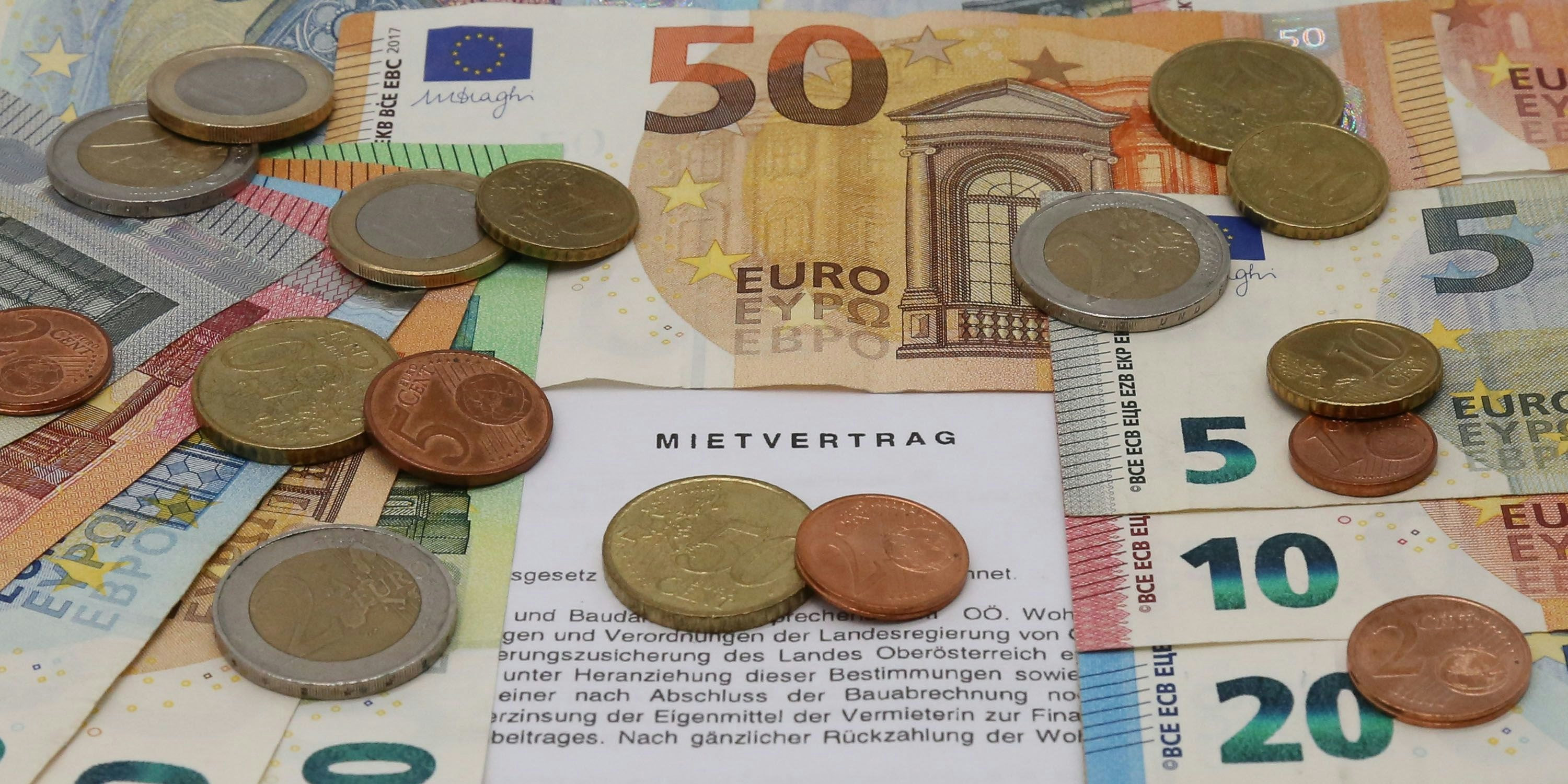 18.02.2023, Braunau am Inn, AUT, Fototermin, Reportage, Verschiedene Themenbilder, Miete, im Bild Mietpreisbremse, Miete, Mietkosten, Mieterhöhung, Mietpreis, Teuerung, Euro, Geldscheine, Geld,  Schriftzug, Pressefoto Scharinger © 2023, PhotoCredit D. Scharinger