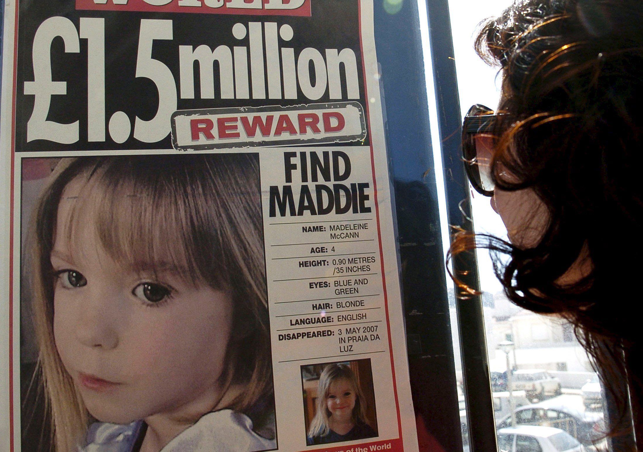 Ein Plakat mit Belohnung für Hinweise auf die kleine Madeline McCann, die am 3. Mai 2007 in Praia de Luz (Portugal) verloren gegangen ist.