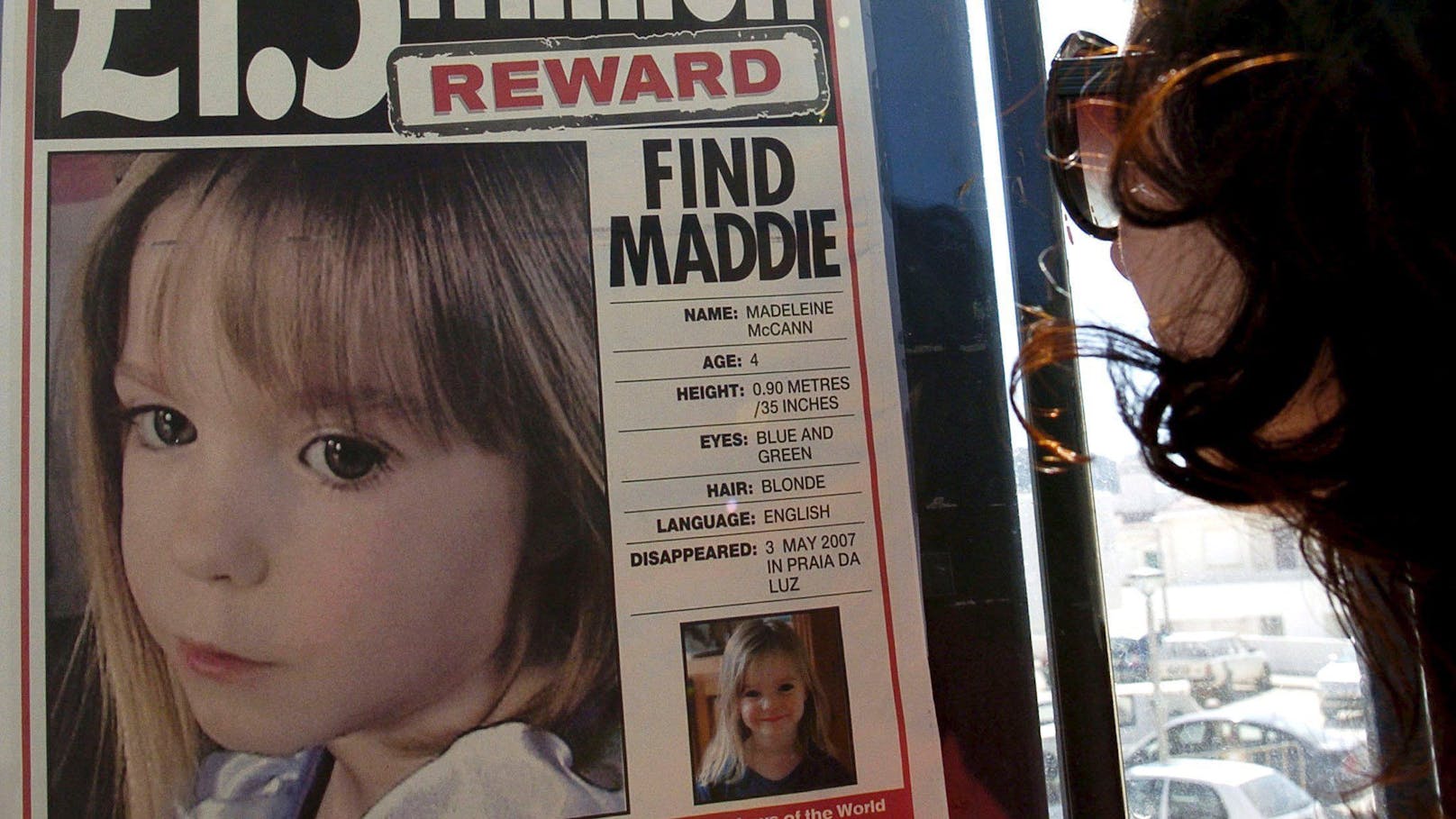 Ein Plakat mit Belohnung für Hinweise auf die kleine Madeline McCann, die am 3. Mai 2007 in Praia de Luz (Portugal) verloren gegangen ist.