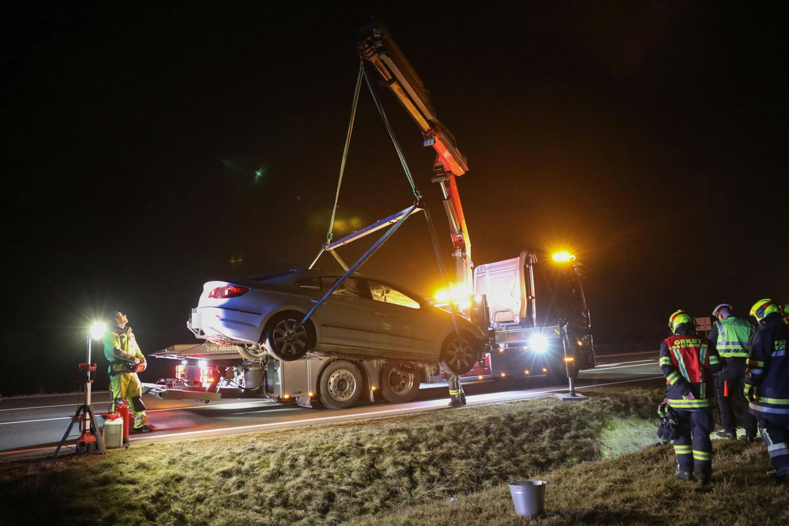Ein Auto ist am späten Donnerstagabend auf der B1 Wiener Straße im Gemeindegebiet von Edt bei Lambach von der Straße abgekommen und im Straßengraben gelandet.