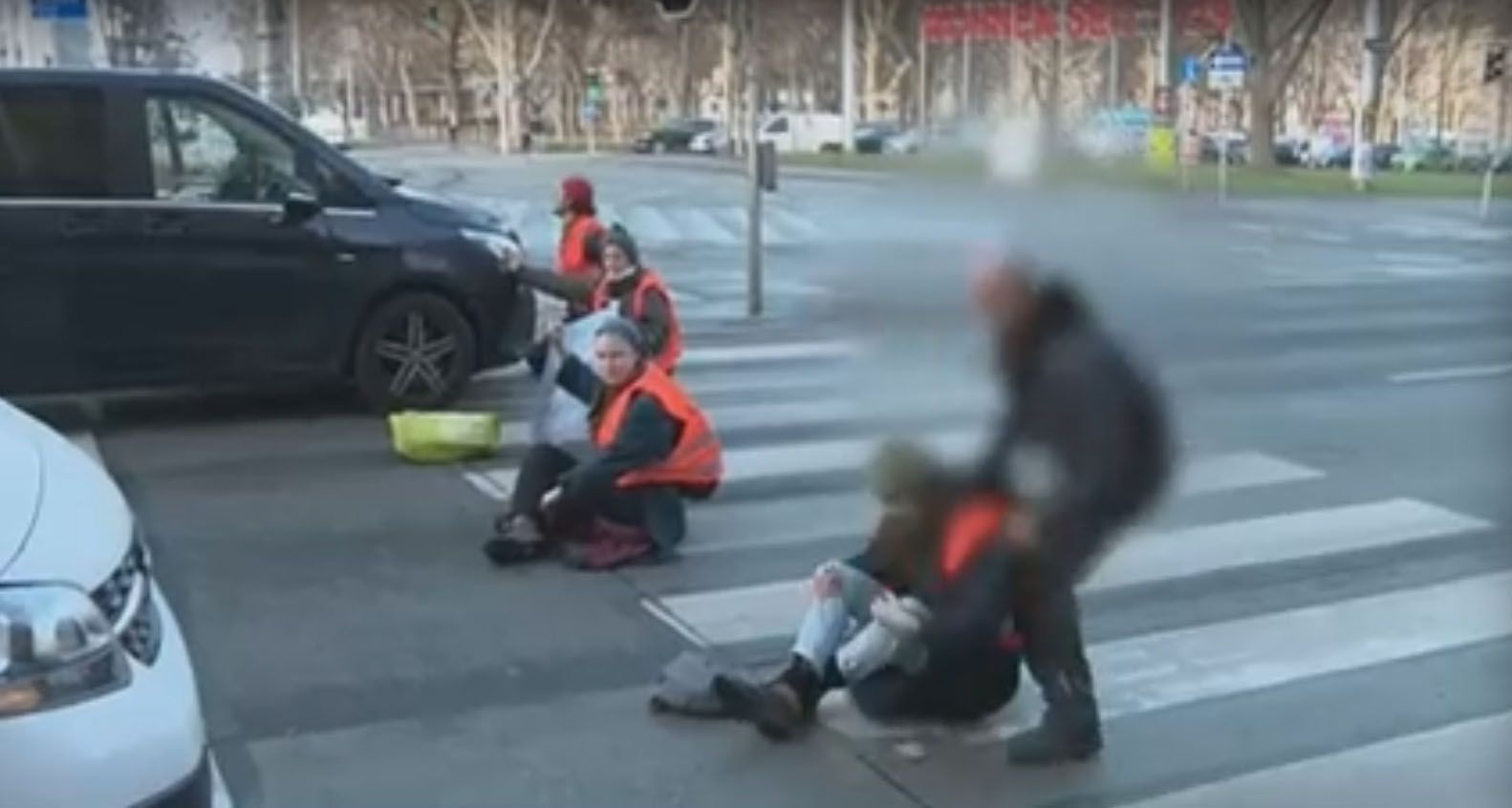 Ein Mann ging auf die Klima-Kleber los und zog sie von der Fahrbahn.