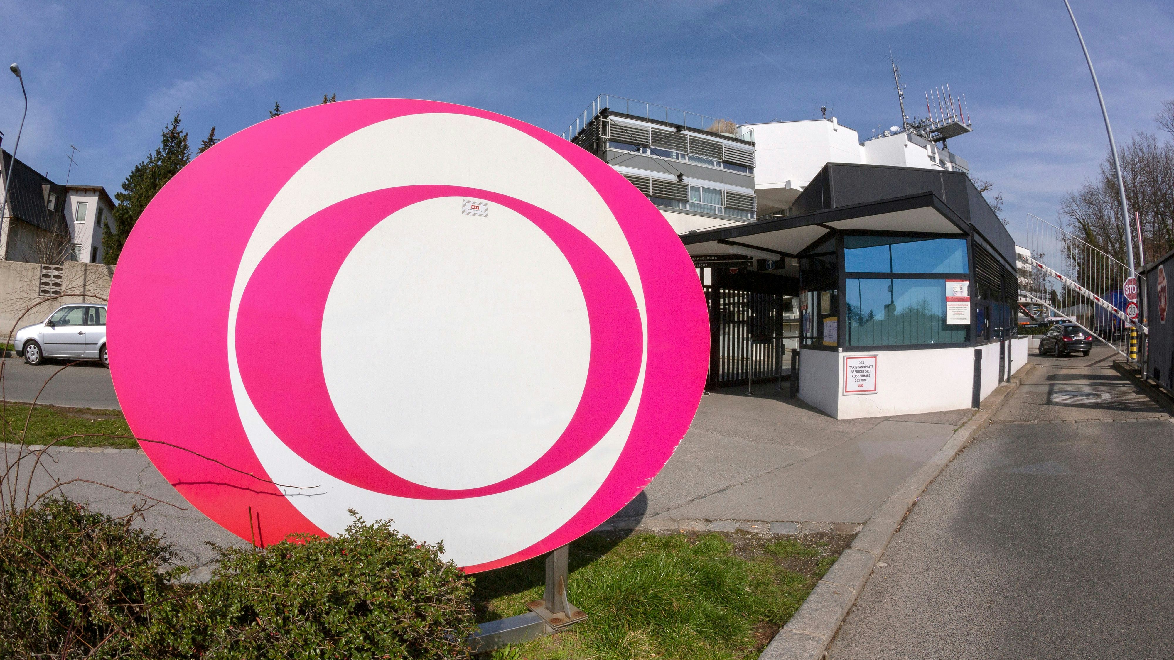 Die Mehrheit der Österreicher lehnt die von der Regierung beschlossene neue ORF-Gebühr für alle ab.