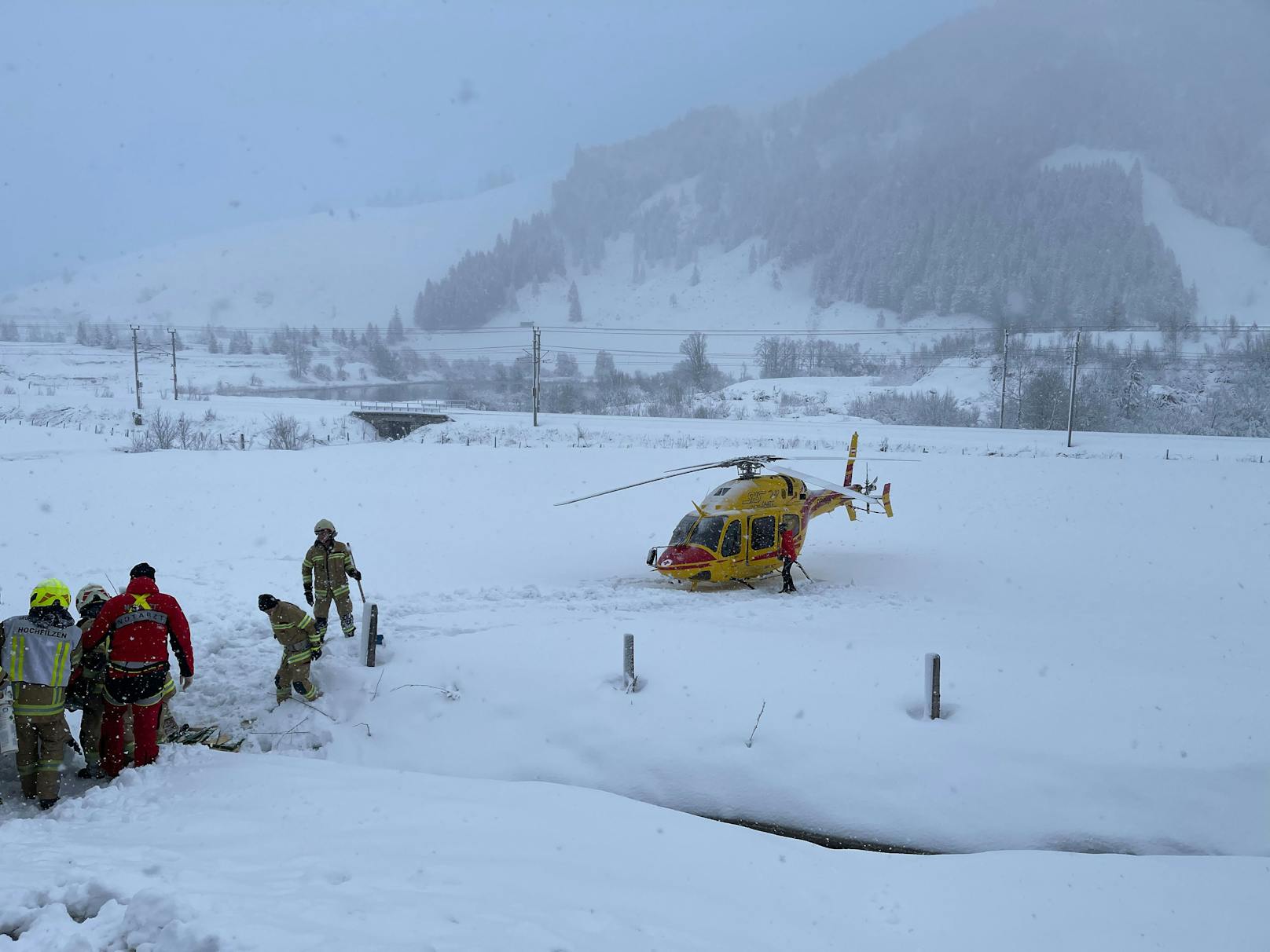 Zwischen Leogang (Salzburg) und Hochfilzen (Tirol) ereignete sich am Samstag (25.02.2023) ein verheerender Verkehrsunfall.