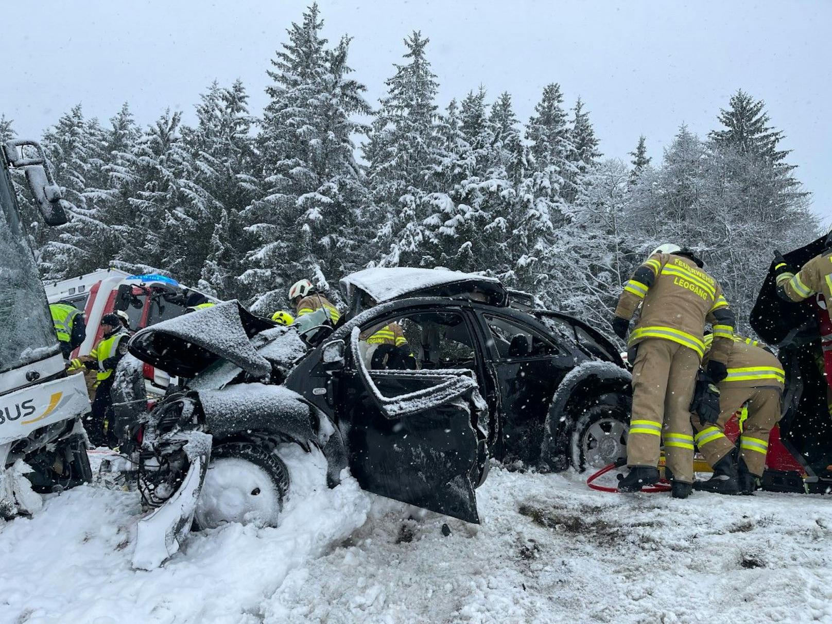 Zwischen Leogang (Salzburg) und Hochfilzen (Tirol) ereignete sich am Samstag (25.02.2023) ein verheerender Verkehrsunfall.