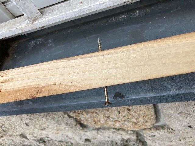 Der Mann bedrohte die Mitarbeiter mit dieser Holzlatte, aus der eine Schraube herausragte.