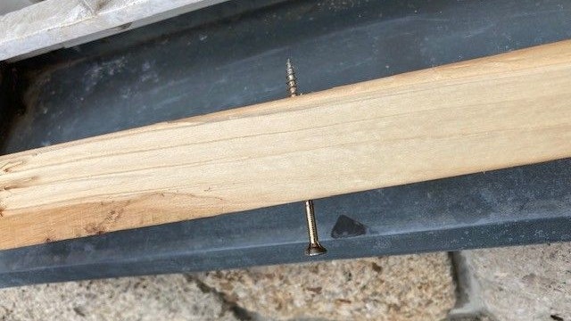 Der Mann bedrohte die Mitarbeiter mit dieser Holzlatte, aus der eine Schraube herausragte.