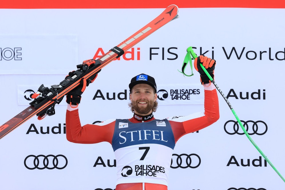 Marco Schwarz rast im Riesentorlauf von Palisades Tahoe zum Sieg. 