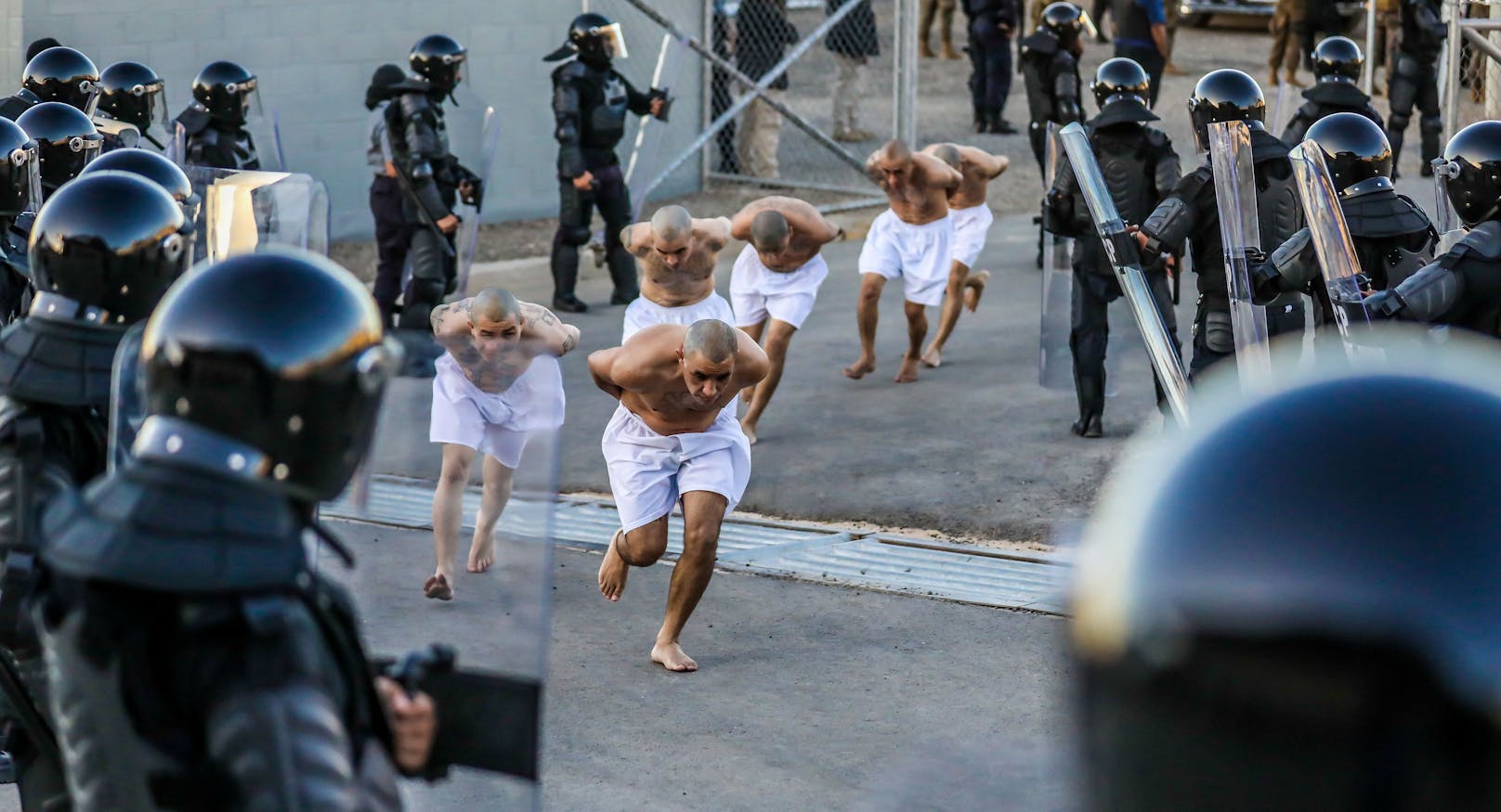 2000 Gangmitglieder wurden nach Angaben des Präsidenten von El Salvador, Nayib Bukele, in das neue Terrorismus-Gefängniszentrum in der Stadt Tecoluca verlegt.