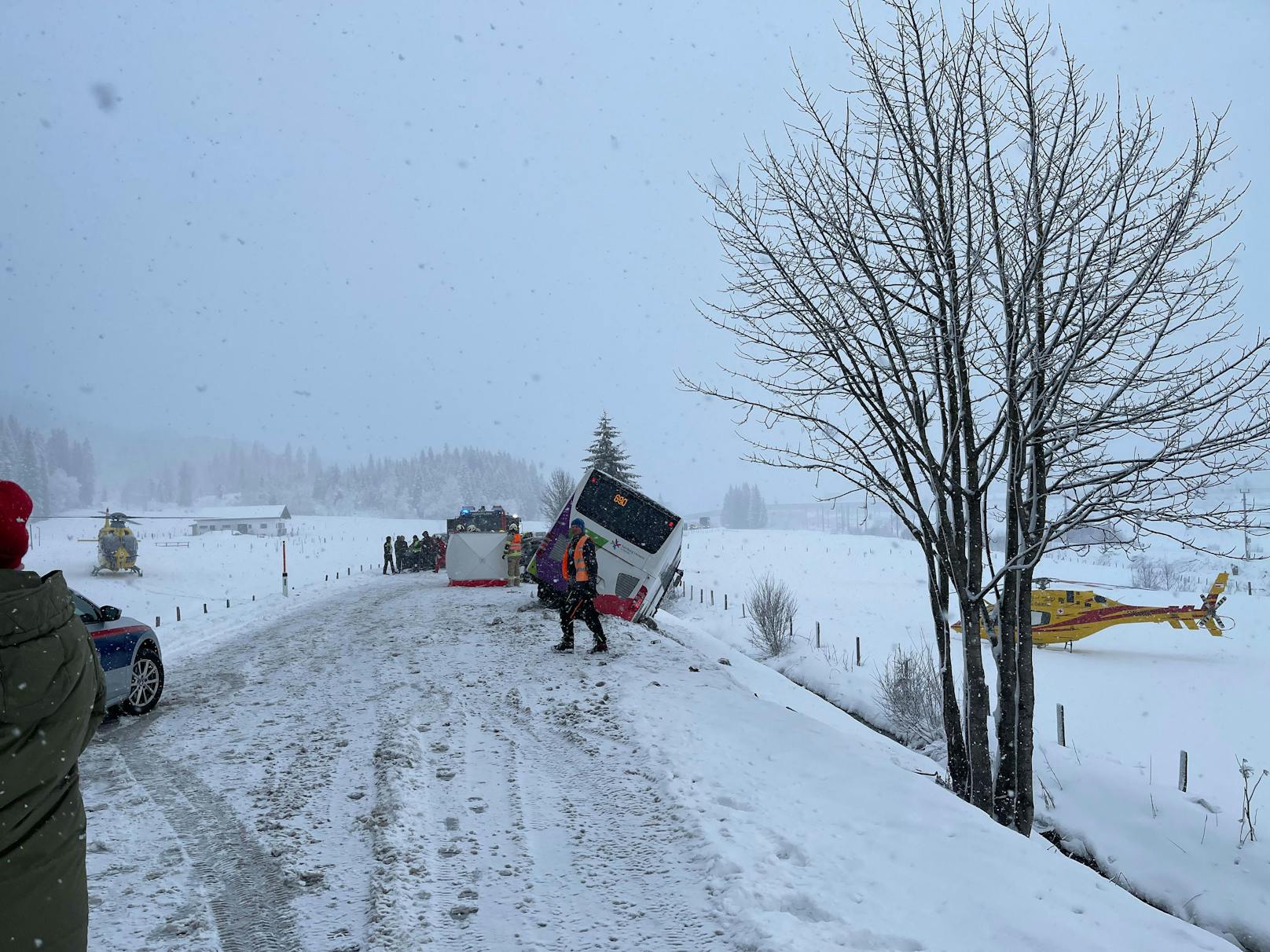 Zwischen Leogang (Salzburg) und Hochfilzen (Tirol) ereignete sich am Samstag (25.02.2023) ein verheerender Verkehrsunfall.