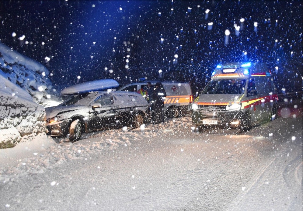 Auf der Tuxer Landesstraße verlor am Samstagmorgen ein Pkw-Lenker die Kontrolle über sein Fahrzeug. Die Beifahrerin musste hospitalisiert werden.