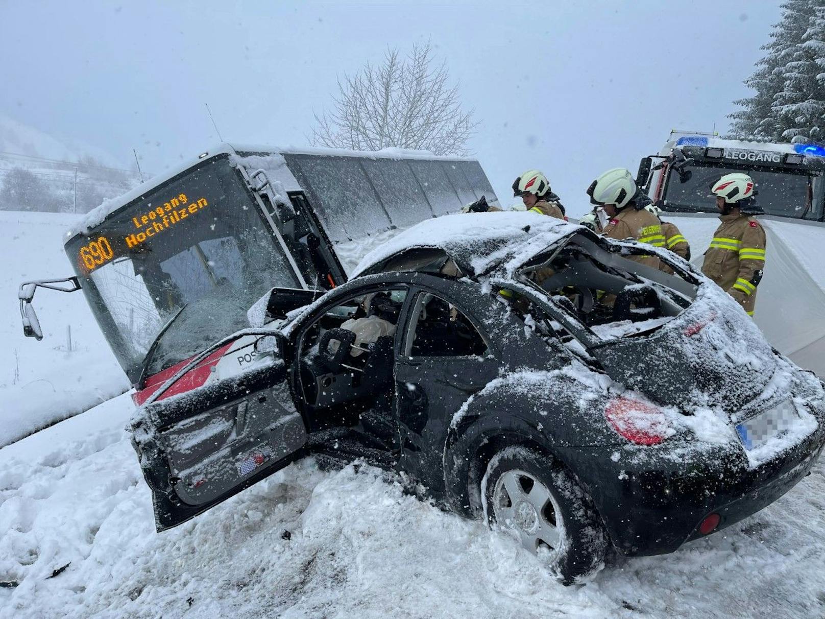 Zwischen Leogang (Salzburg) und Hochfilzen (Tirol) ereignete sich am Samstag (25.02.2023) ein verheerender Verkehrsunfall.