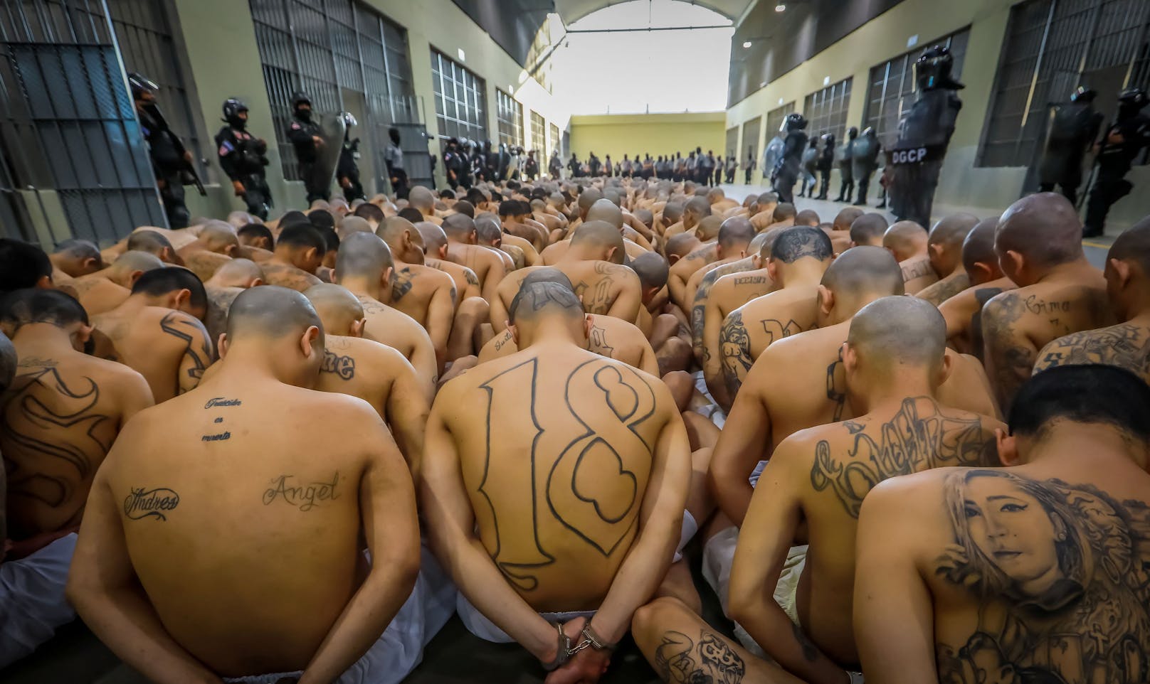 Bandenmitglieder warten darauf, in ihre Zellen gebracht zu werden, nachdem 2000 Bandenmitglieder nach Angaben des Präsidenten von El Salvador, Nayib Bukele, in Tecoluca, El Salvado, in das Terrorismus-Gefängniszentrum verlegt wurden.