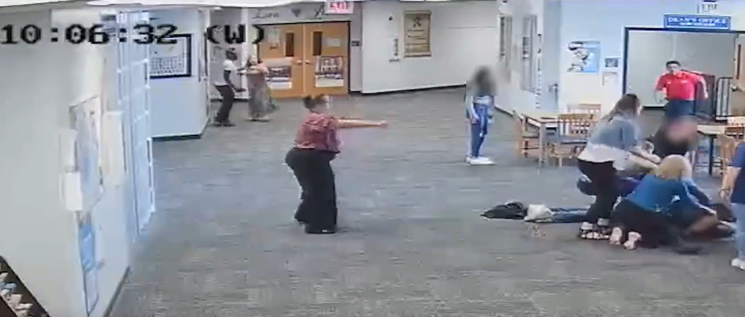 Auf den von der Polizei veröffentlichten Überwachungsaufnahmen der Schule ist zu sehen, wie der Schüler hinter der Lehrerin herläuft und sie zu Boden stößt.