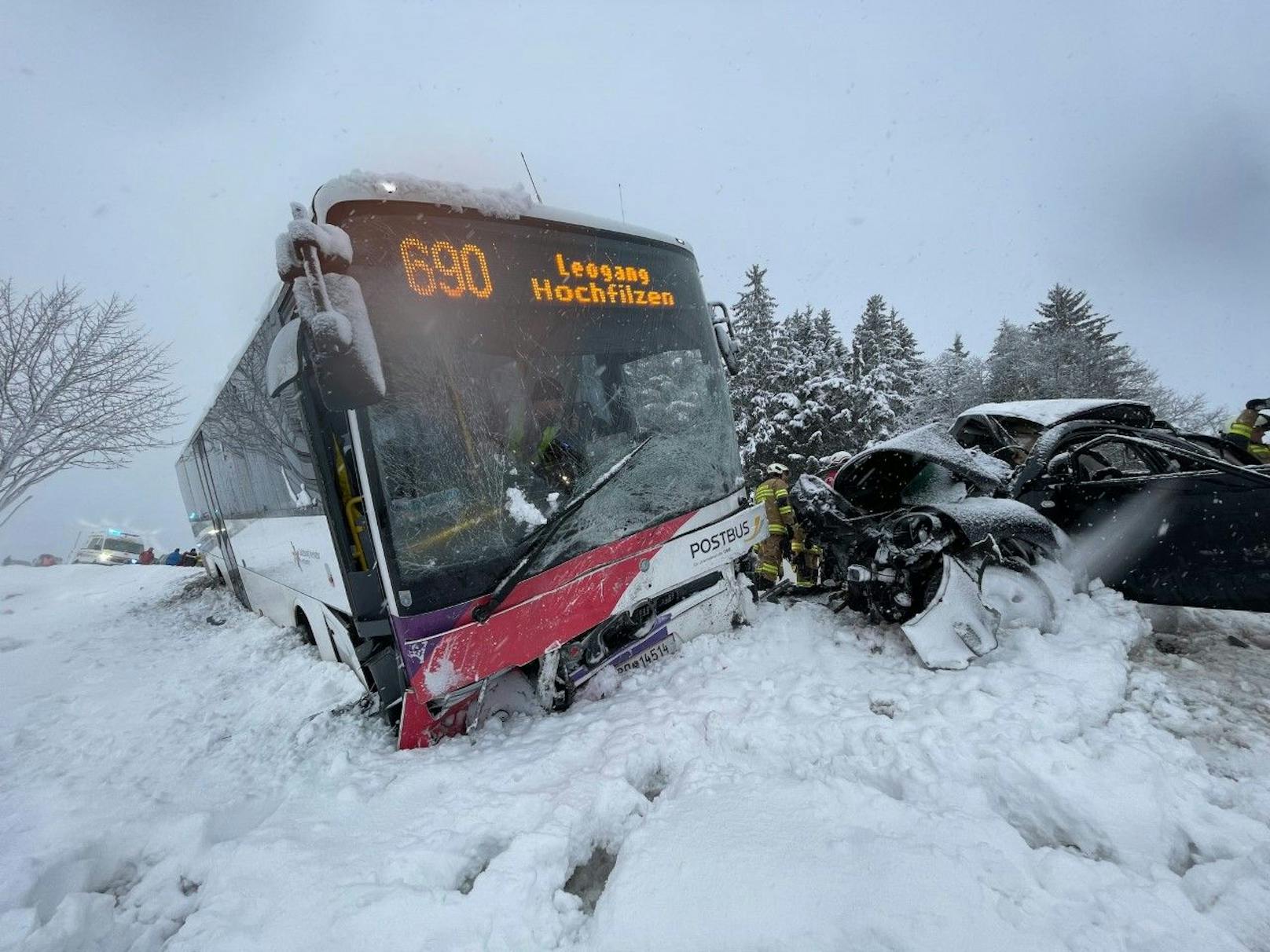 Zwischen Leogang (Salzburg) und Hochfilzen (Tirol) ereignete sich am Samstag (25.02.2023) ein verheerender Verkehrsunfall.