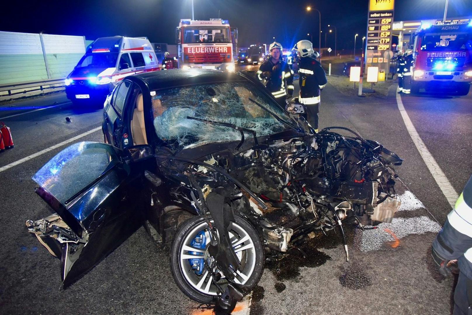Elf Verletzte bei Unfall! BMW prallte gegen Kleinbus