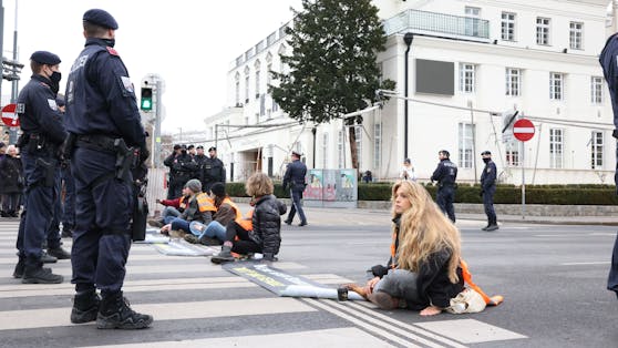 Die Klima-Kleber blockierten mehrere Straßen in Wien.