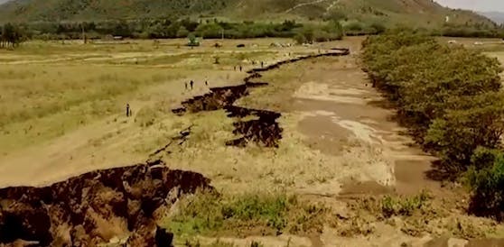 In Afrika entsteht eine neue tektonische Platte. Die Somaliaplatte löst sich von der Afrikanischen Platte ab.